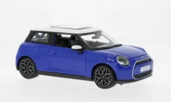 BMW Mini Cooper SE (J01), blau/weiss, 2024, 1:24, Maisto