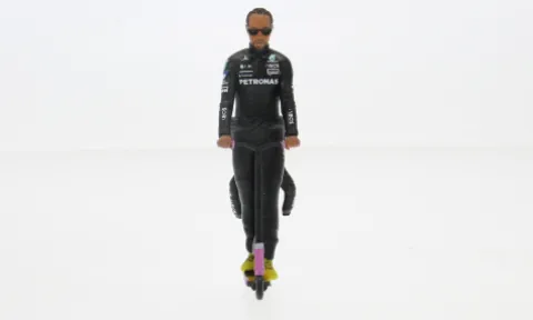 Figur Hamilton skate scooter, 2021, 1:18, Cartrix