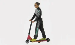 Figur Hamilton skate scooter, 2021, 1:43, Cartrix