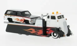 Ford Coe Flatbed, weiss/Dekor, 1979, 1:64, Maisto
