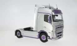 Volvo FH Globetrotter XL, silber/violett, 1:24, Solido