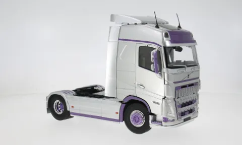 Volvo FH Globetrotter XL, silber/violett, 1:24, Solido