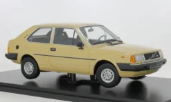 Volvo 343, gelb/beige, 1982, 1:18, Triple 9 Collection