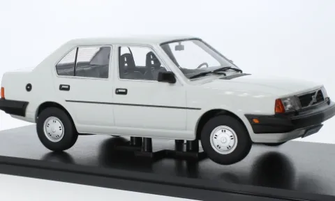 Volvo 340, weiss, 1987, 1:18, Triple 9 Collection